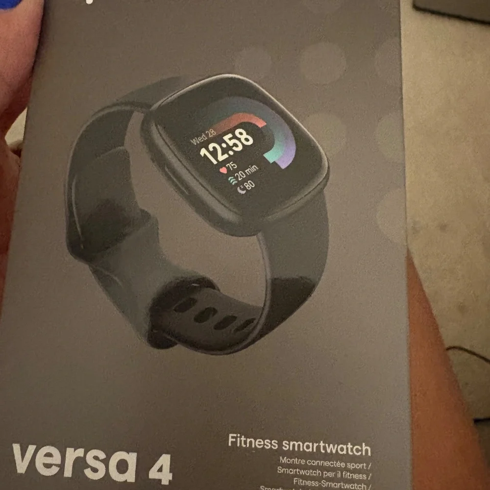 Fitbit Versa 4 Fitness Smartwatch with Daily Readiness, GPS, 24/7 Heart Rate, 40 - Picture 5 of 5